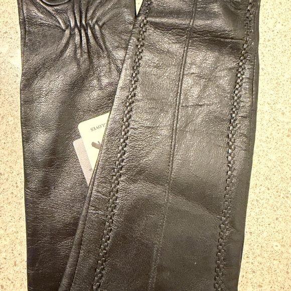 Elegant Black Leather Gloves - Picture 4 of 5